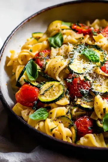 Pasta with Zucchini and Tomatoes